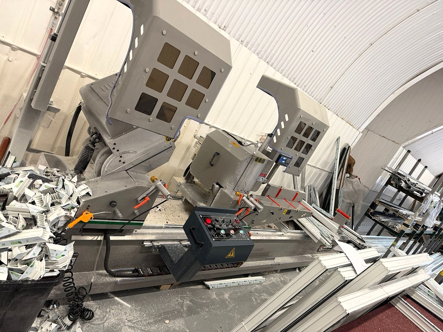 Double mitre saw for aluminium or uPVC - Photo 1